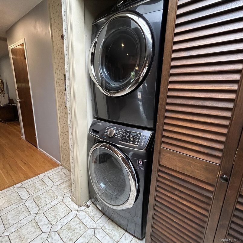 Interior, Utility Closets, Washer, Wood Texture Flooring