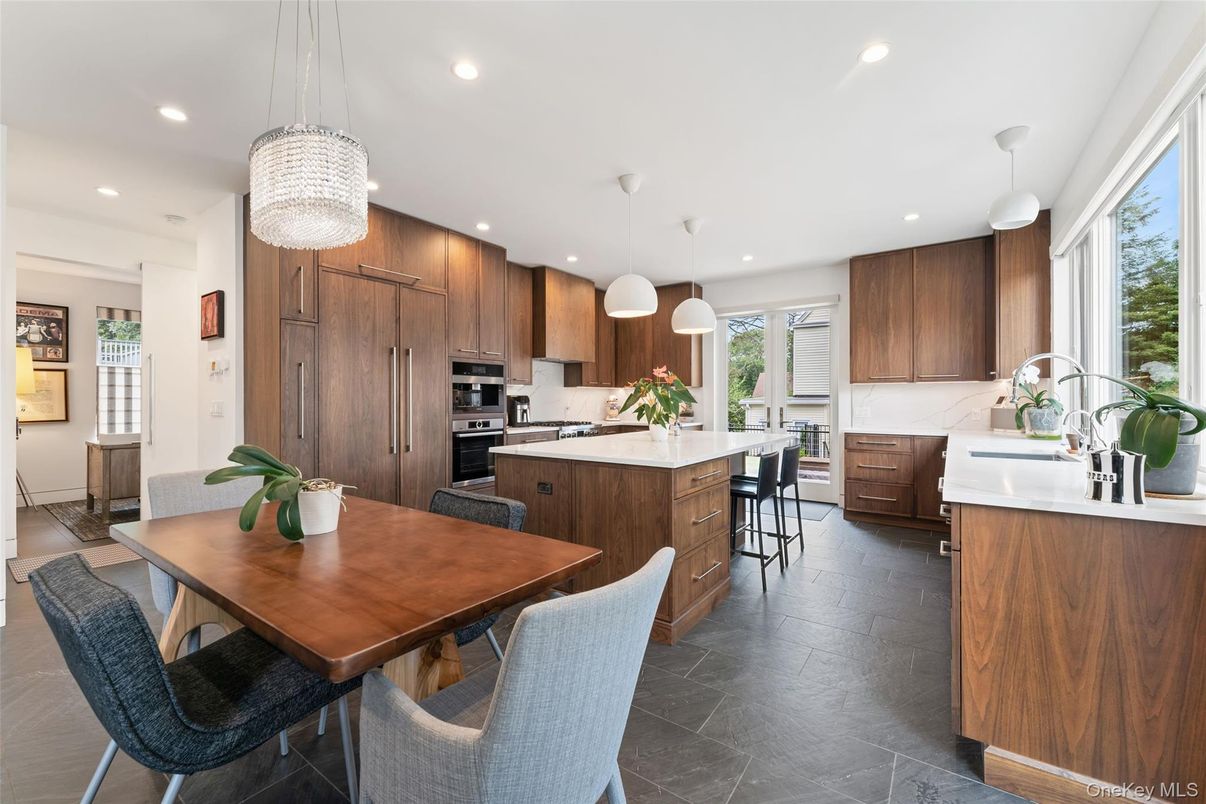 Dining room, Interior, Kitchen, Pendant Lights, Recessed Lighting, Stainless Steel Appliances