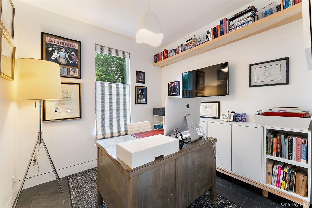 Home Office, Interior