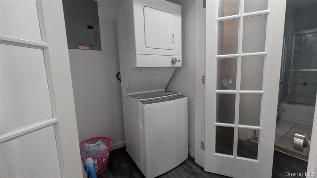 Interior, Utility Closets, Washer, Wood Texture Flooring