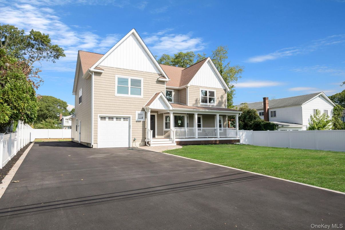 Attached, Exterior, Facade, Farmhouse