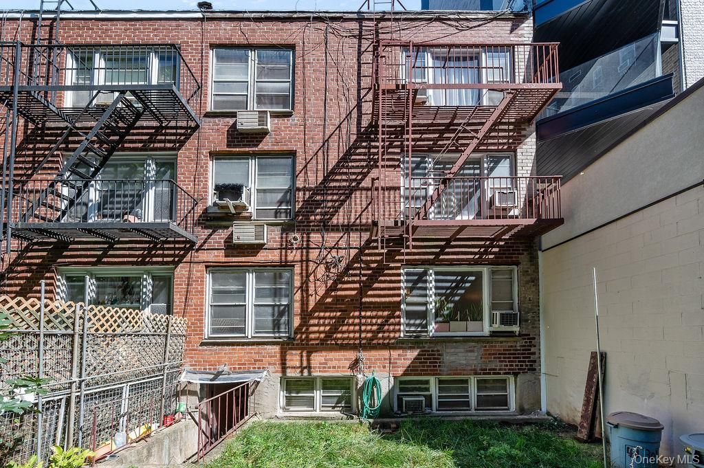 Exterior, Facade, Brick Facade, Rowhouse