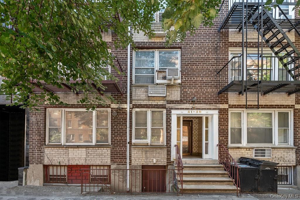Exterior, Facade, Brick Facade, Rowhouse