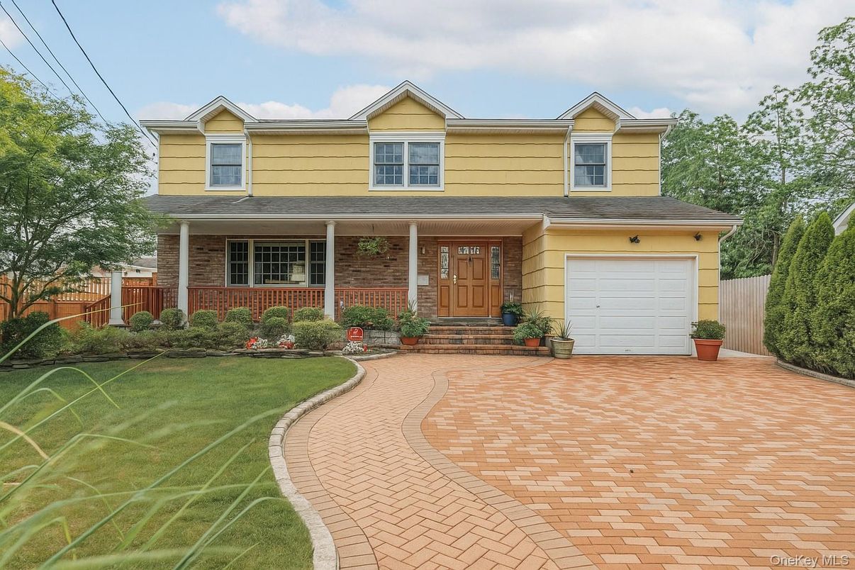 Attached, Exterior, Facade, American Craftsman