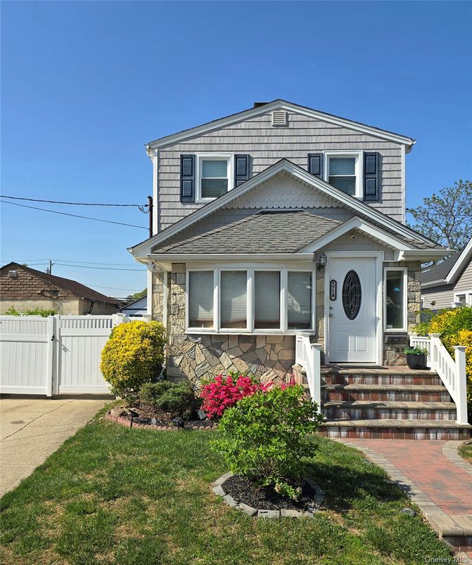 Exterior, Facade, American Foursquare