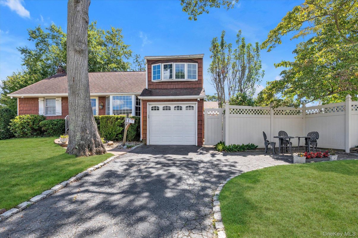 Attached, Exterior, Facade, Split Level