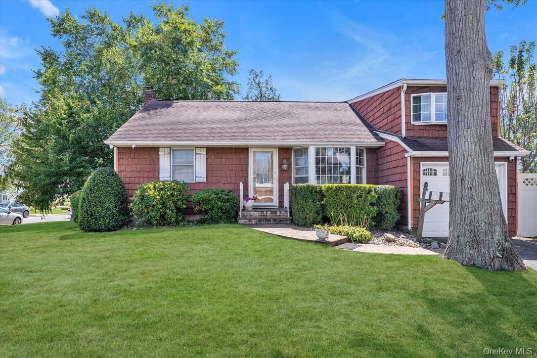 Attached, Exterior, Facade, Cape Cod