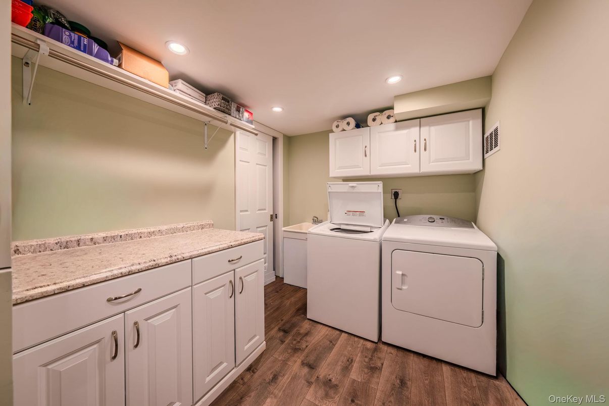 Interior, Recessed Lighting, Washer, Wood Texture Flooring