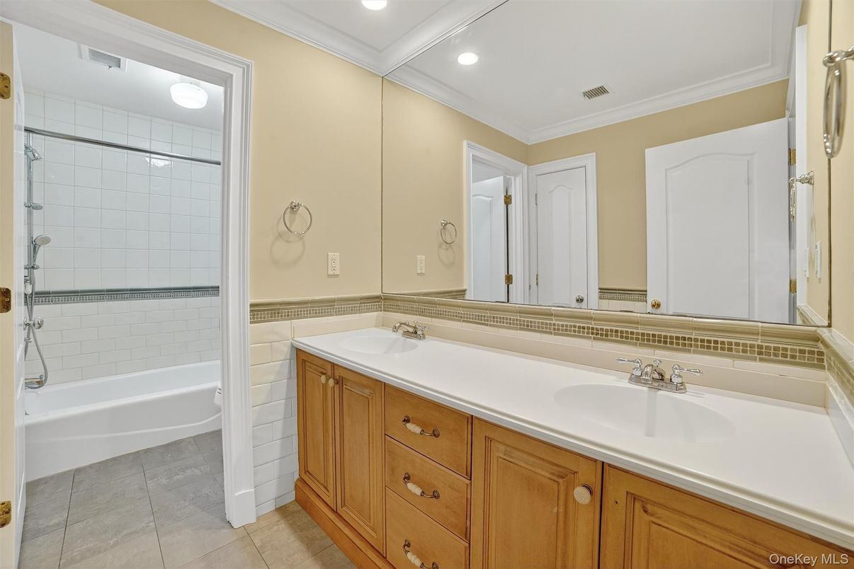 Bathroom, Dual Sink Vanities, Interior, Recessed Lighting