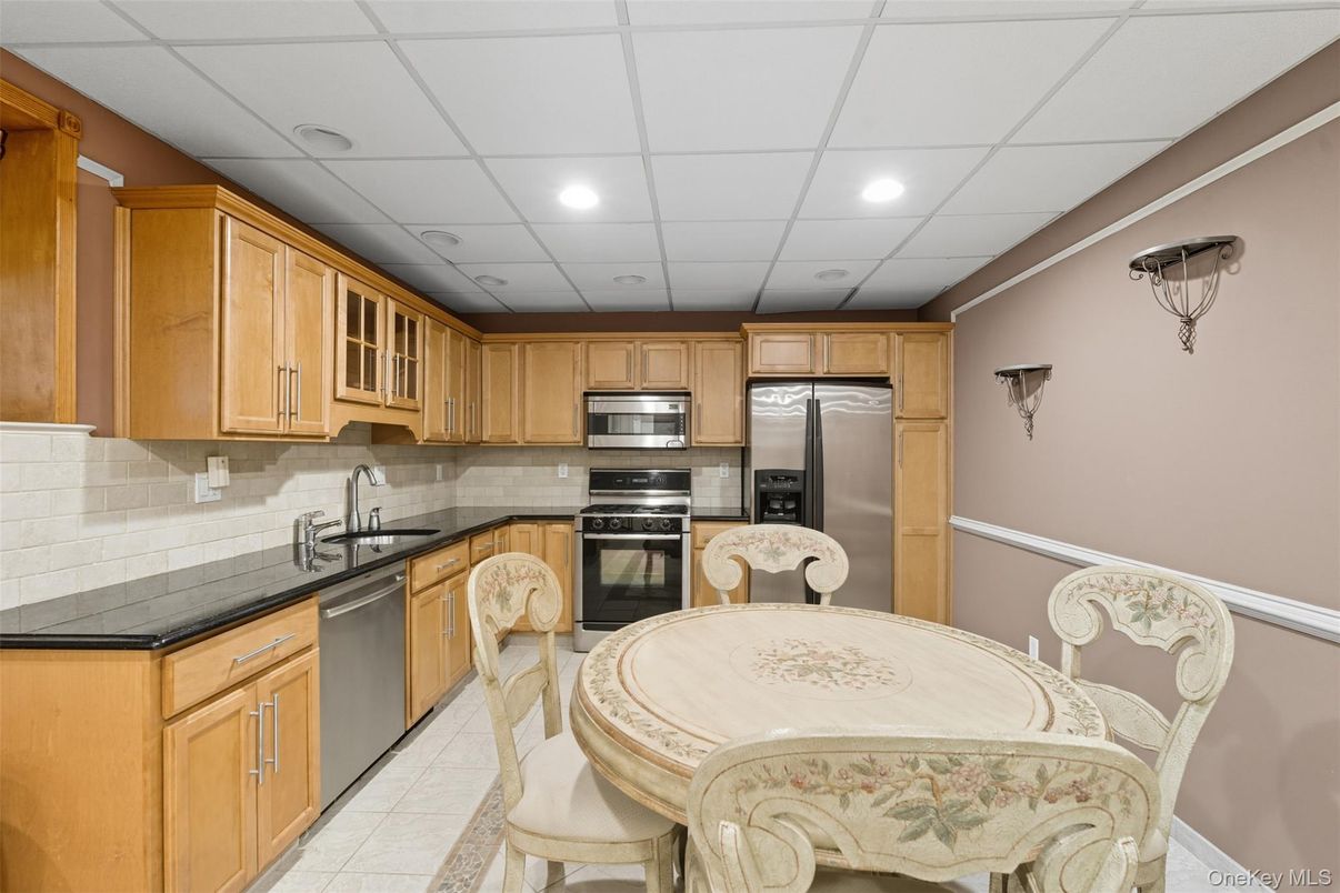 Dining room, Interior, Kitchen, Recessed Lighting, Stainless Steel Appliances