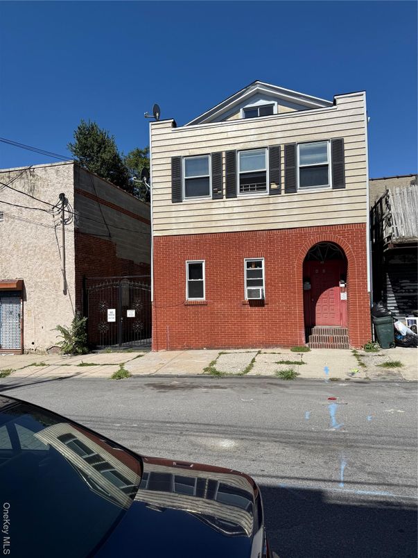 Exterior, Facade, Brick Facade, Rowhouse