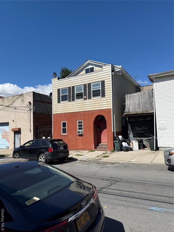 Exterior, Facade, Brick Facade, Rowhouse