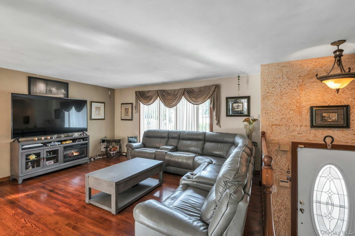 Interior, Living room, Pendant Lights, Wood Texture Flooring