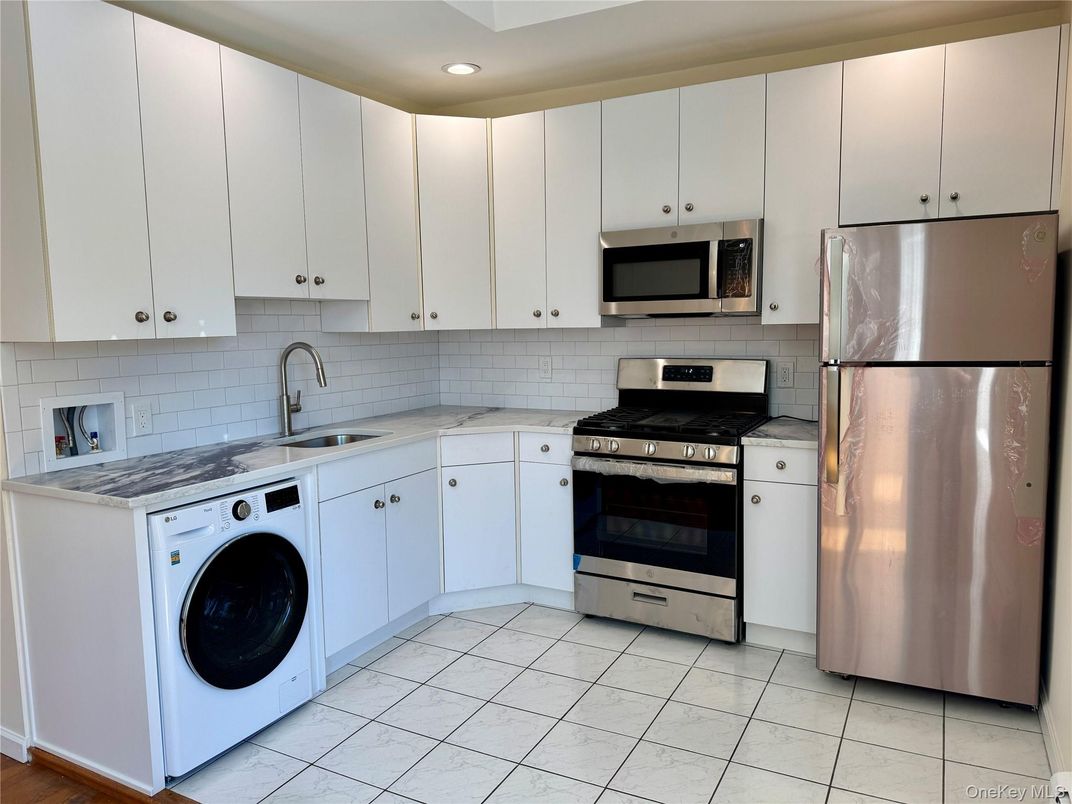 Interior, Kitchen, Recessed Lighting, Stainless Steel Appliances, Washer