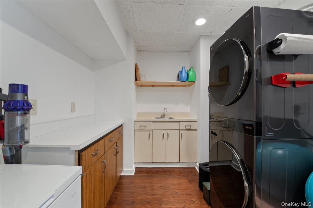 Interior, Recessed Lighting, Washer, Wood Texture Flooring