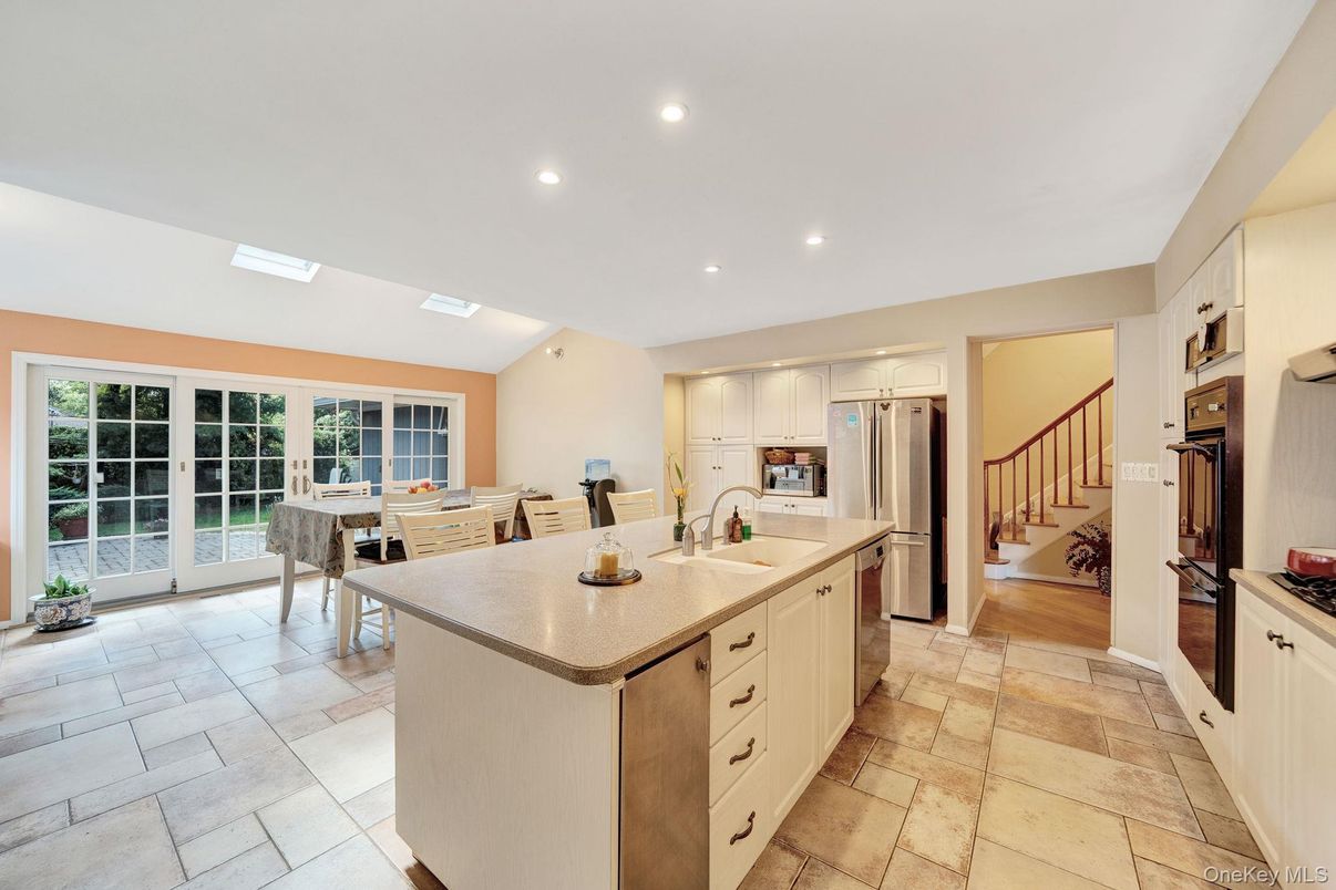 Dining room, Interior, Kitchen, Recessed Lighting, Stainless Steel Appliances