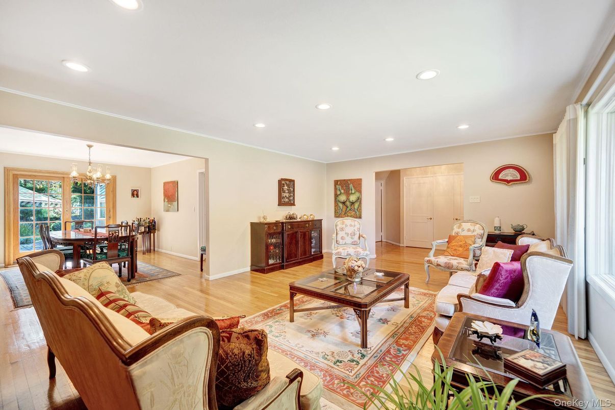 Chandelier, Dining room, Interior, Living room, Recessed Lighting, Wood Texture Flooring