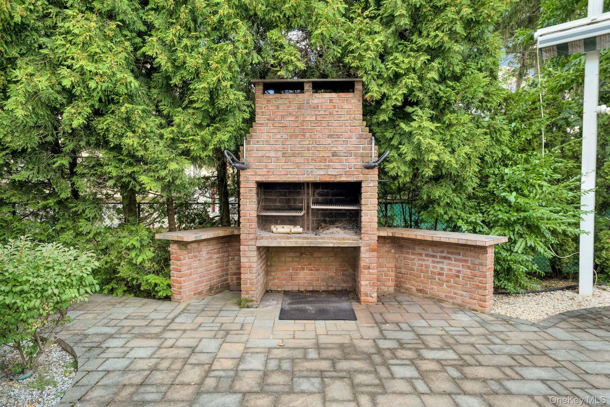 Exterior, Fireplace, Outdoor Kitchen