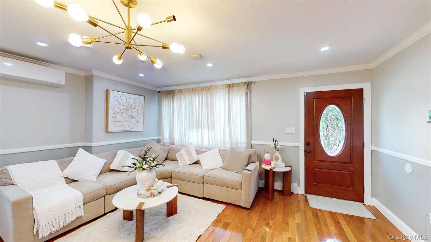 Interior, Living room, Pendant Lights, Recessed Lighting, Wood Texture Flooring