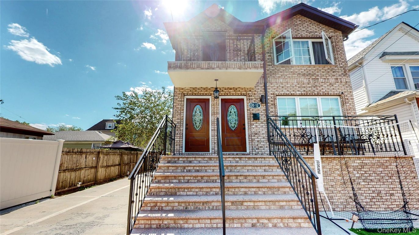 Exterior, Facade, Brick Facade, Rowhouse