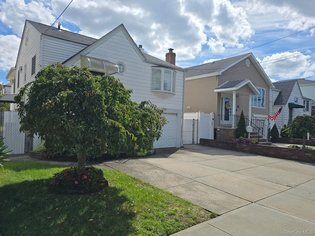 Attached, Exterior, Facade, Queen Anne Victorian