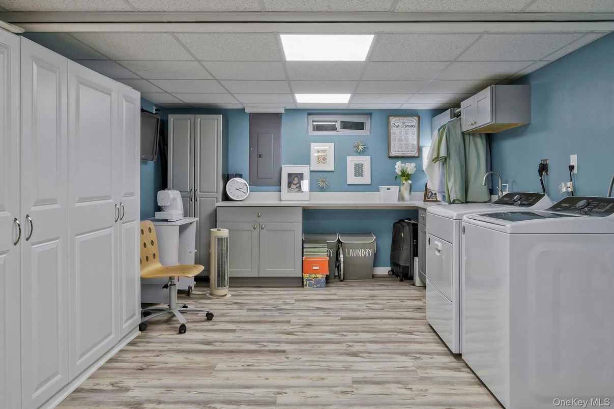 Interior, Recessed Lighting, Washer, Wood Texture Flooring