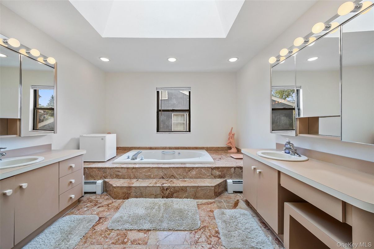 Bathroom, Dual Sink Vanities, Interior, Recessed Lighting