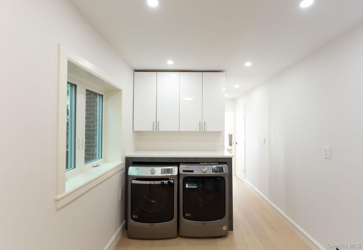 Interior, Recessed Lighting, Washer, Wood Texture Flooring