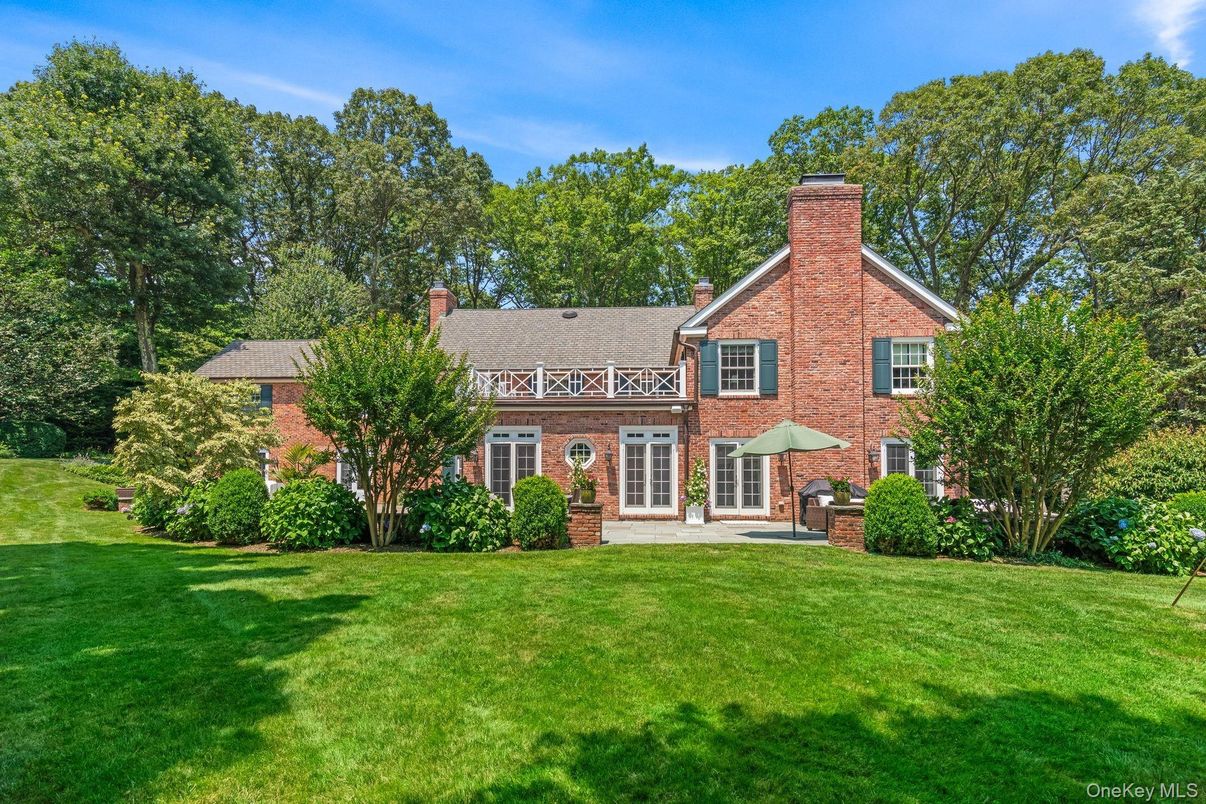 Backyard, Exterior, Facade, Brick Facade, Brick Traditional