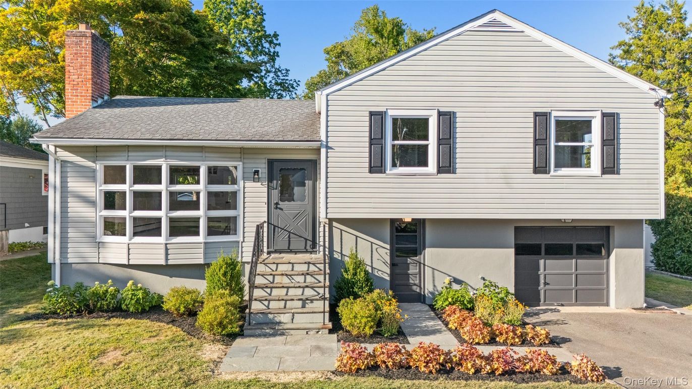 Attached, Exterior, Facade, Split Level