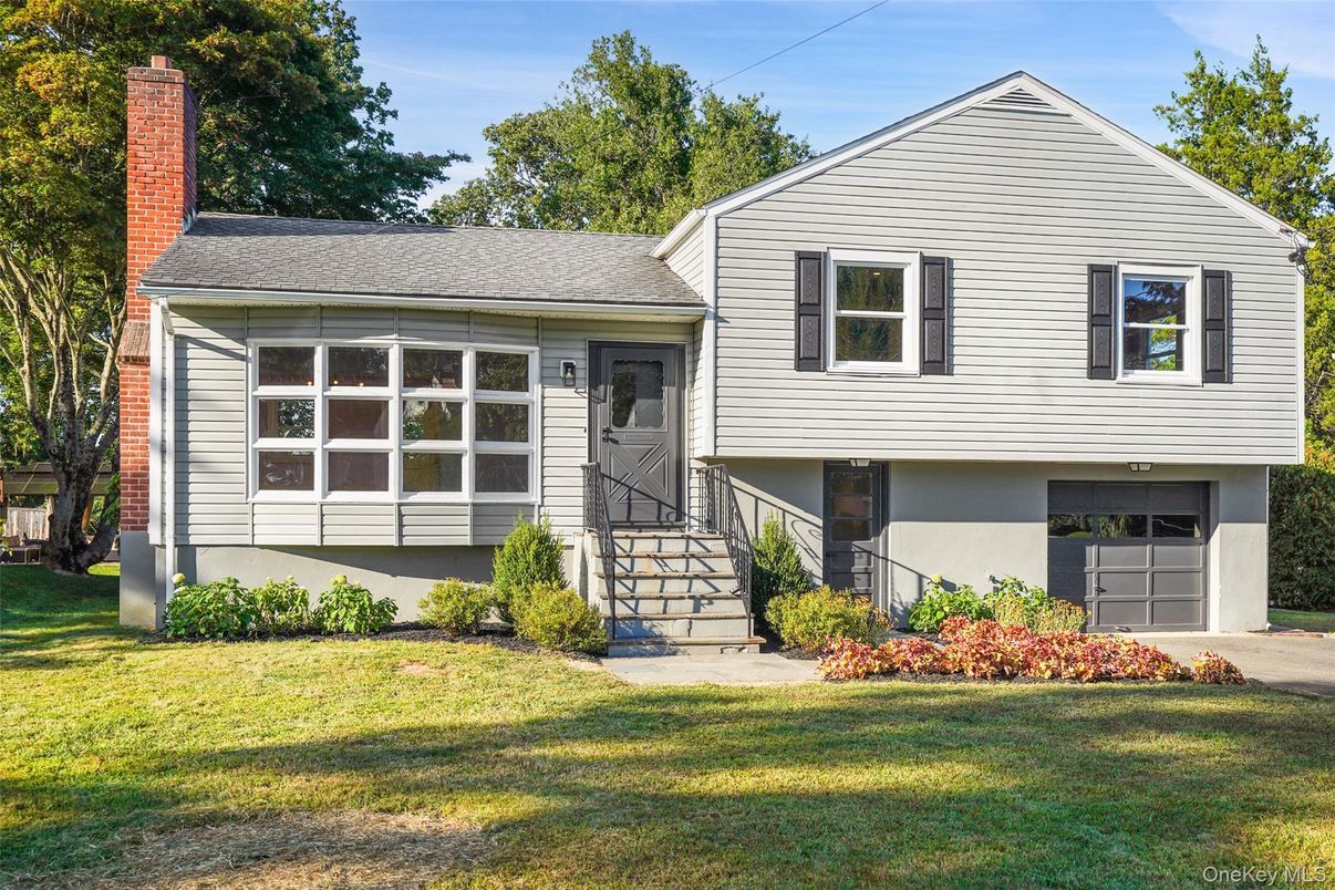Attached, Exterior, Facade, Split Level