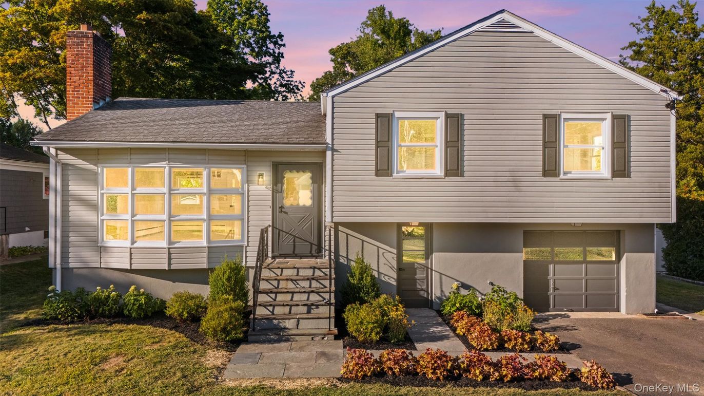 Attached, Exterior, Facade, Split Level