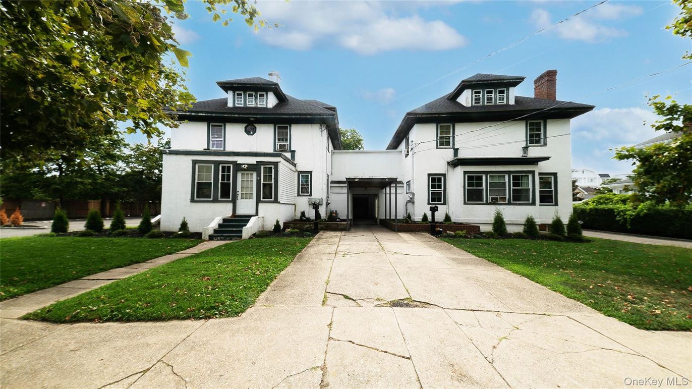 Exterior, Facade, American Foursquare