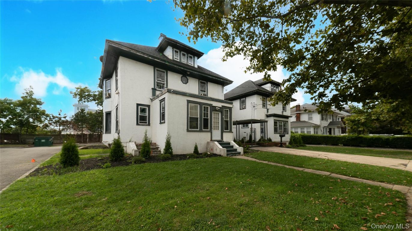 Exterior, Facade, American Foursquare