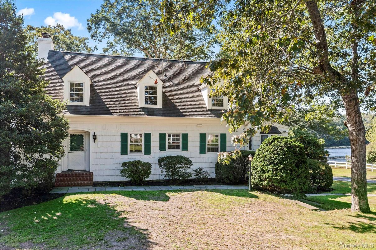 Exterior, Facade, Cape Cod