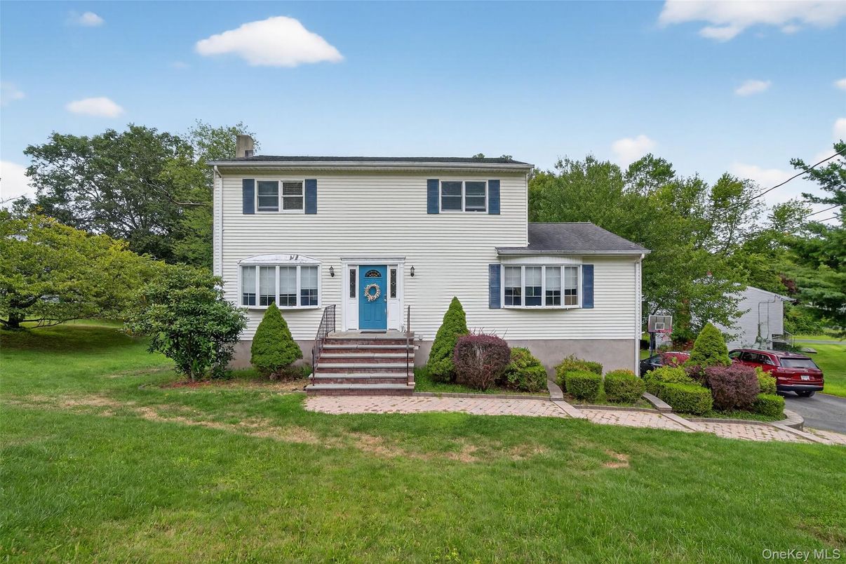 Exterior, Facade, Raised Ranch