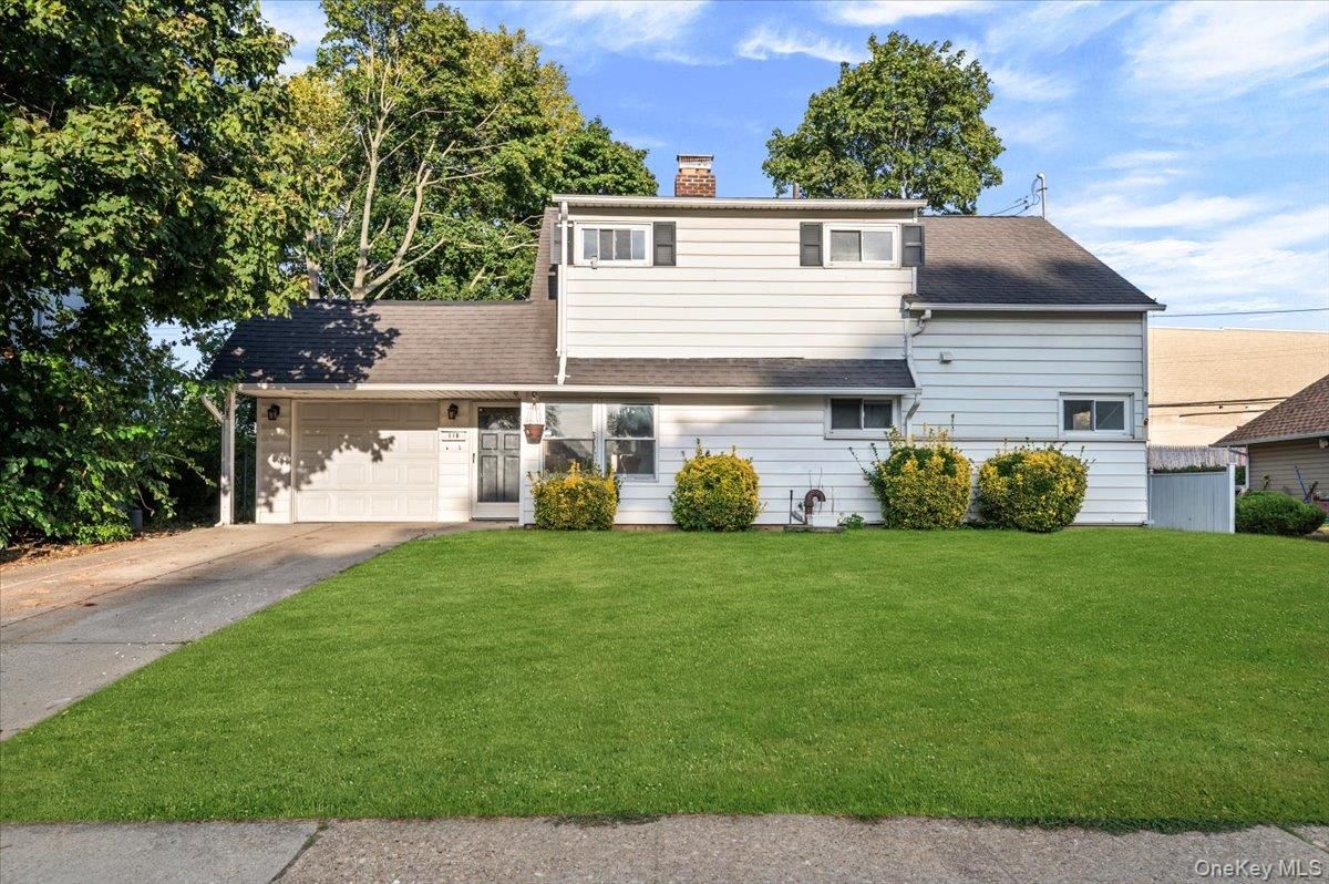 Attached, Exterior, Facade, Split Level