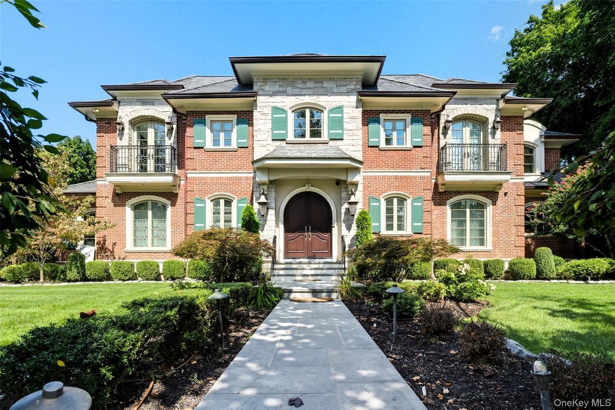 Exterior, Facade, Brick Facade, Georgian