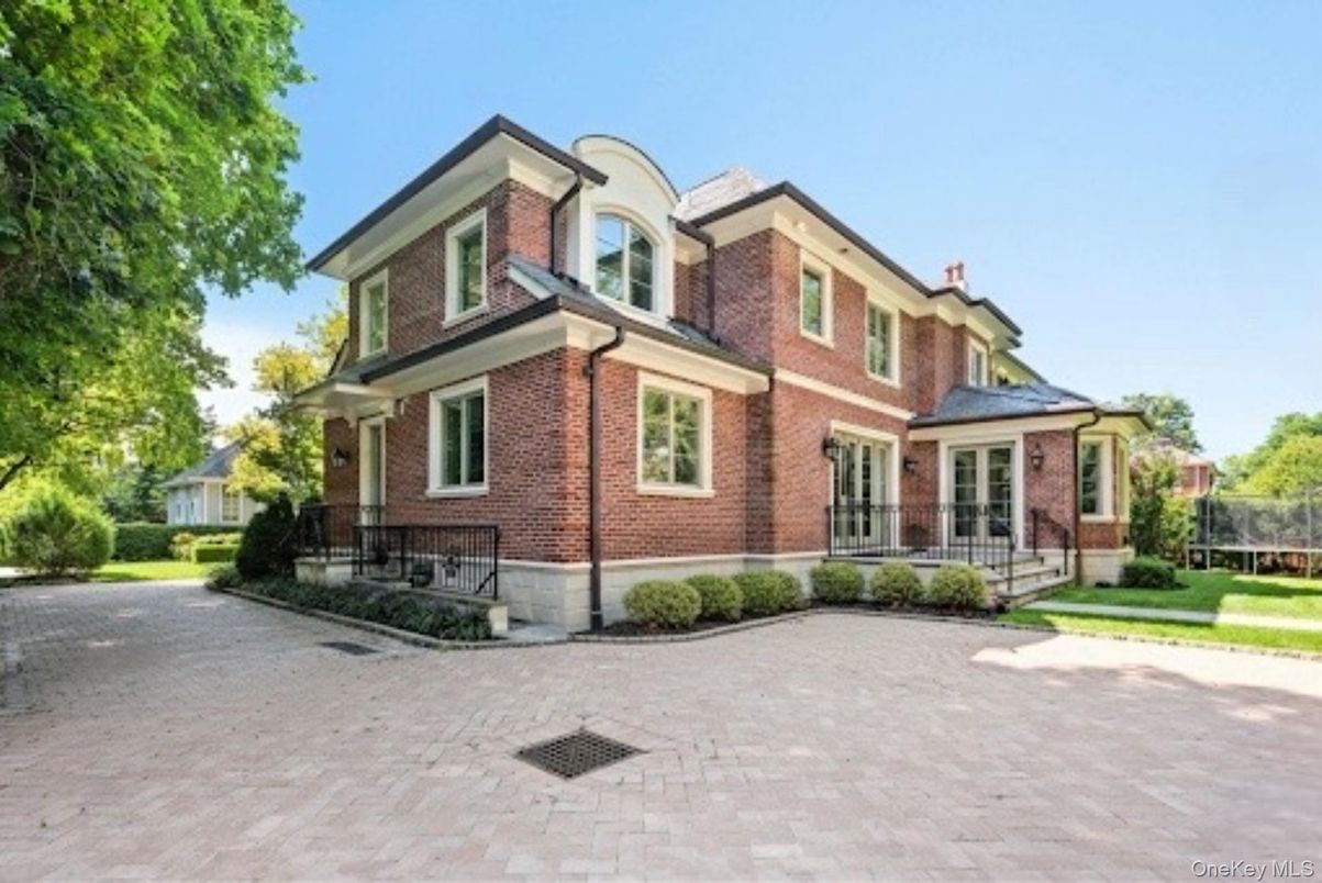 Exterior, Facade, Brick Facade, Georgian