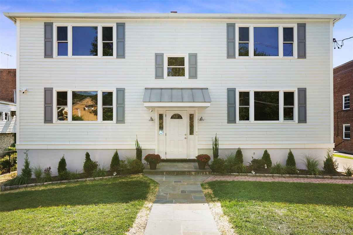 Exterior, Facade, Raised Ranch
