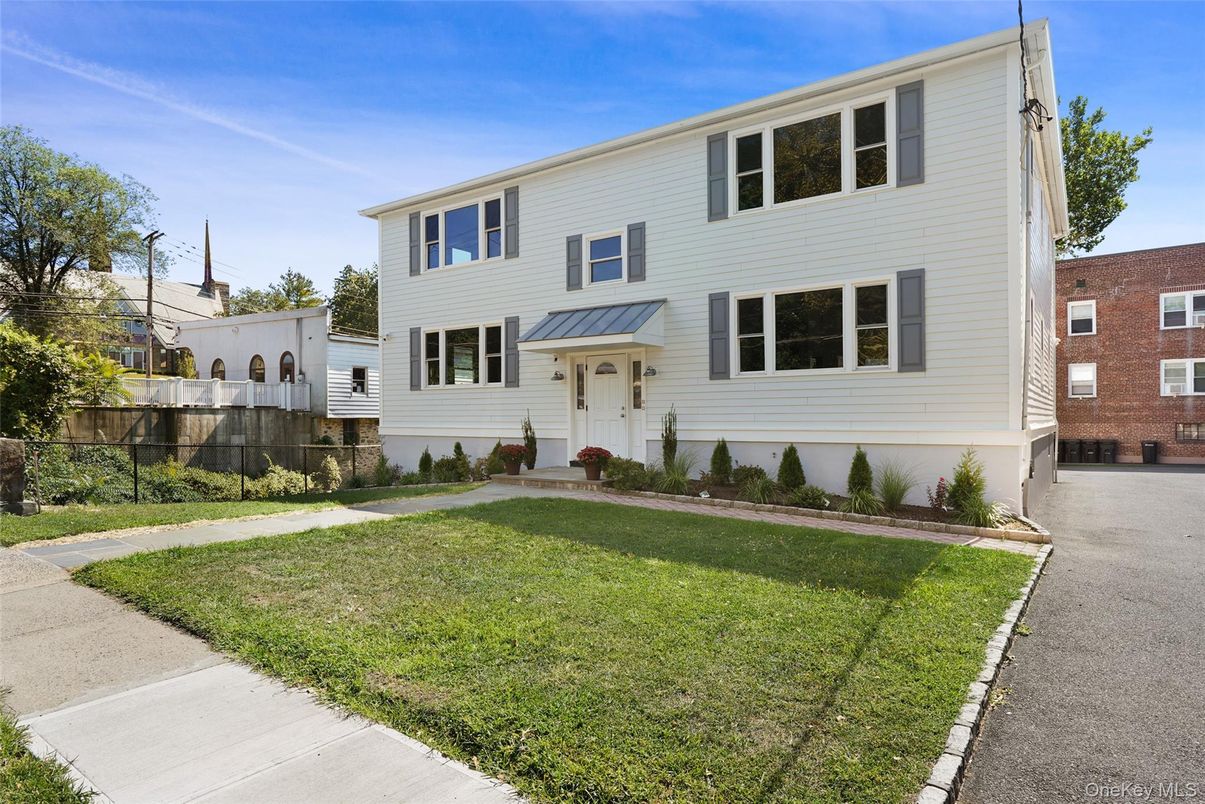 Exterior, Facade, Raised Ranch