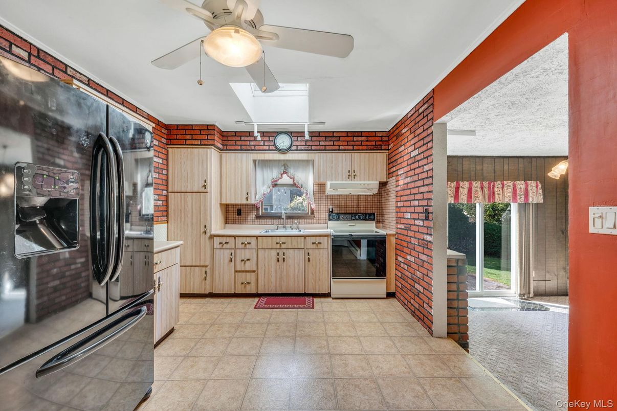 Interior, Kitchen, Stainless Steel Appliances, Stone Walls, Washer