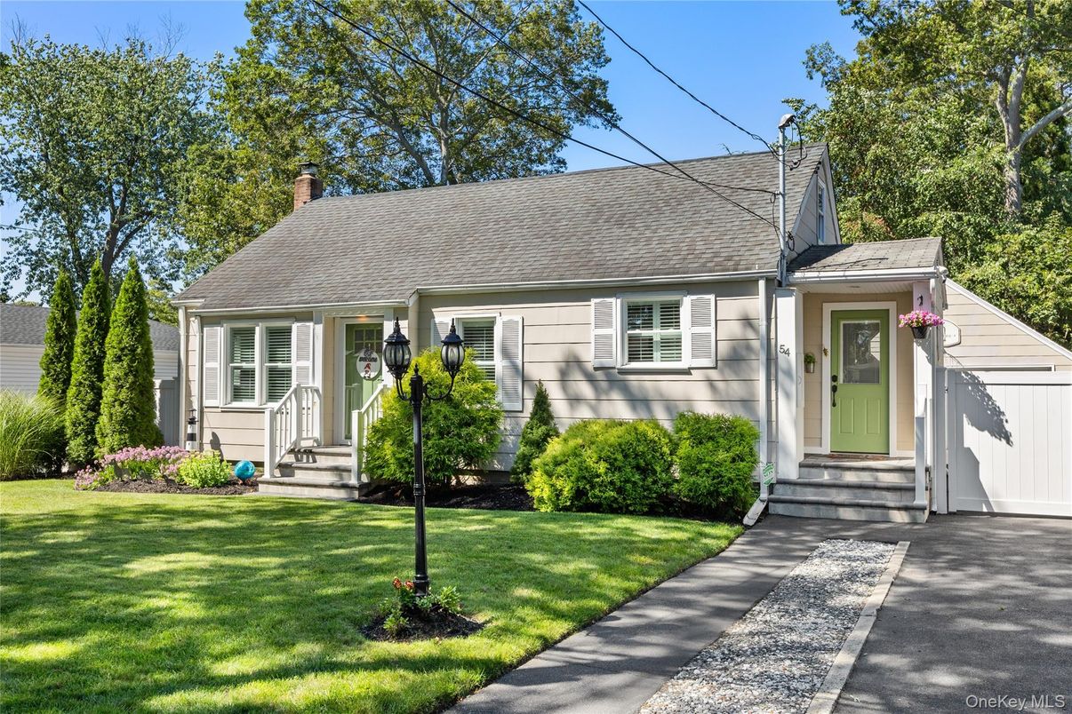Exterior, Facade, Cape Cod