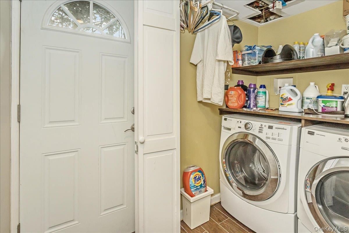 Interior, Utility Closets, Washer, Wood Texture Flooring