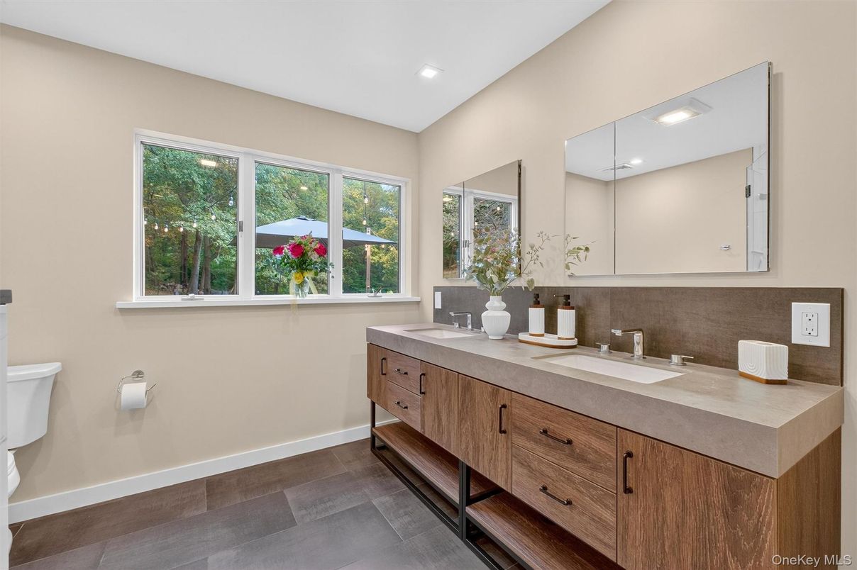 Bathroom, Dual Sink Vanities, Interior, Recessed Lighting