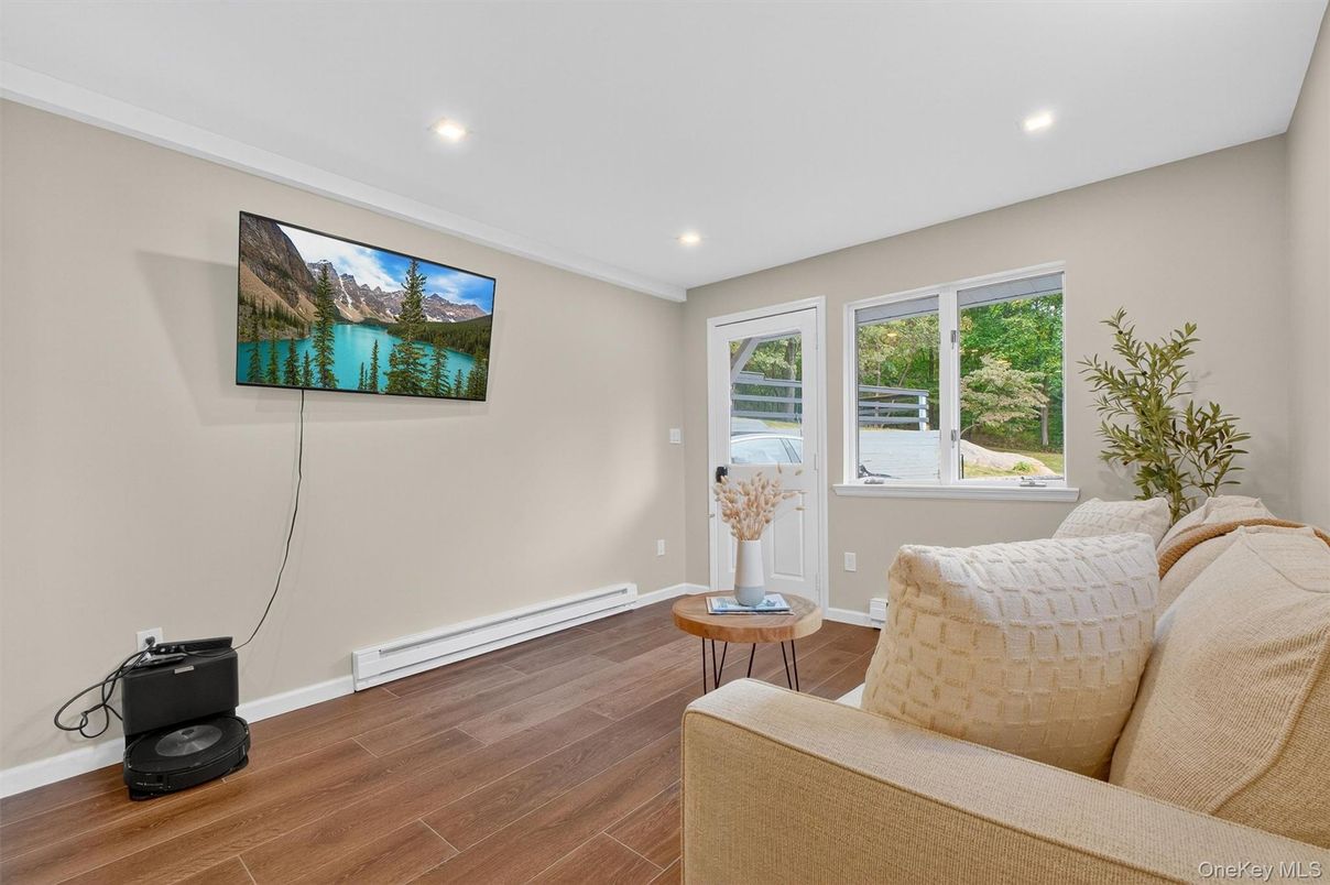 Interior, Recessed Lighting, Wood Texture Flooring
