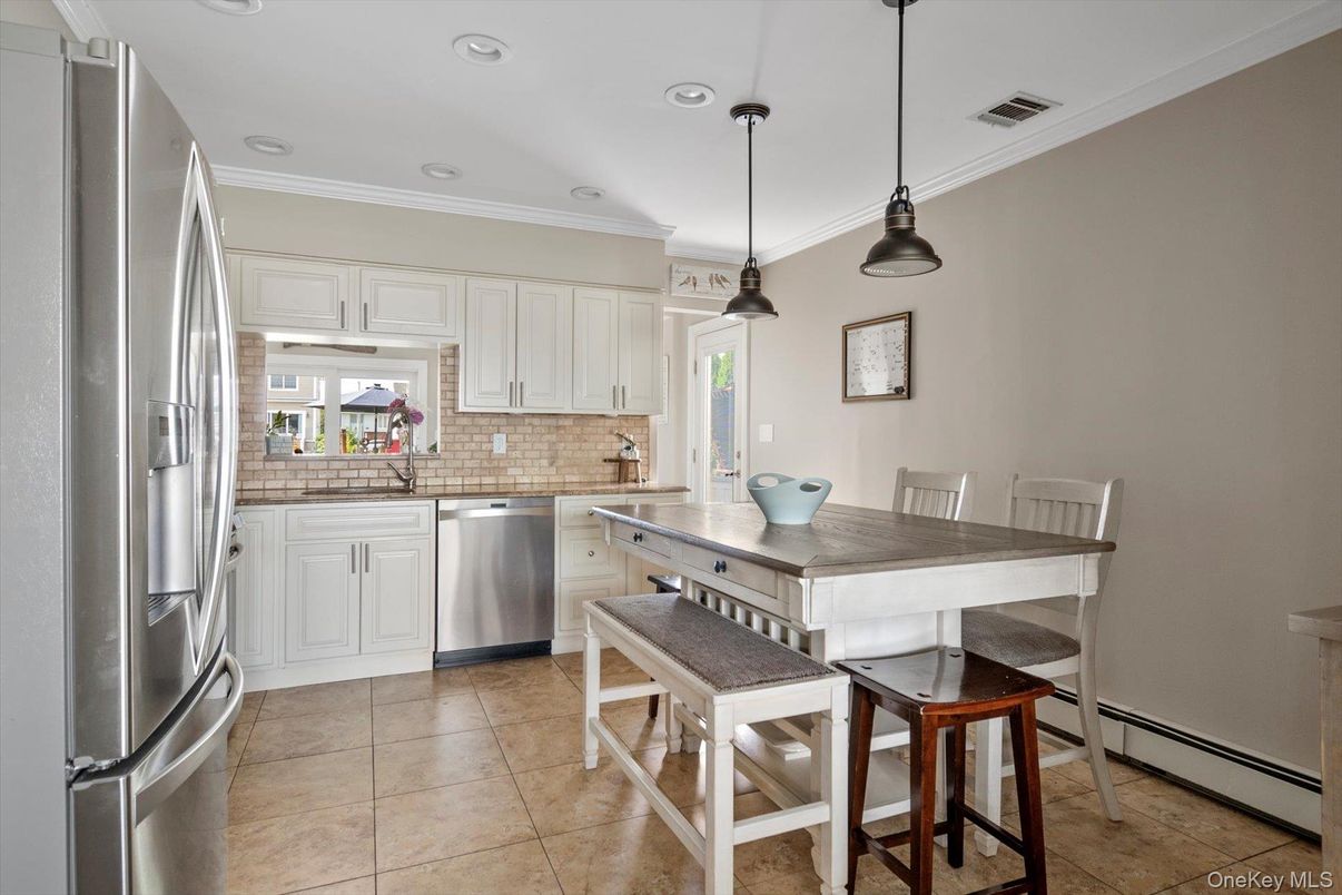 Dining room, Interior, Kitchen, Pendant Lights, Recessed Lighting, Stainless Steel Appliances