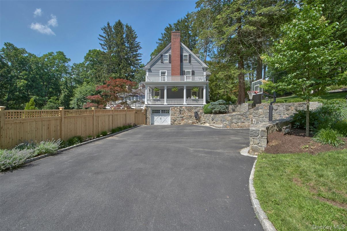 Attached, Exterior, Facade, Queen Anne Victorian