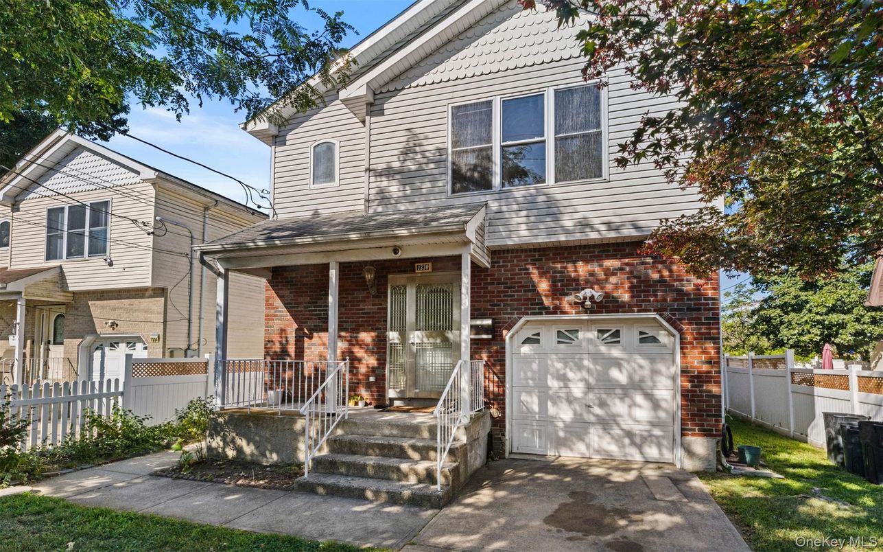 Attached, Exterior, Facade, Brick Facade, Queen Anne Victorian