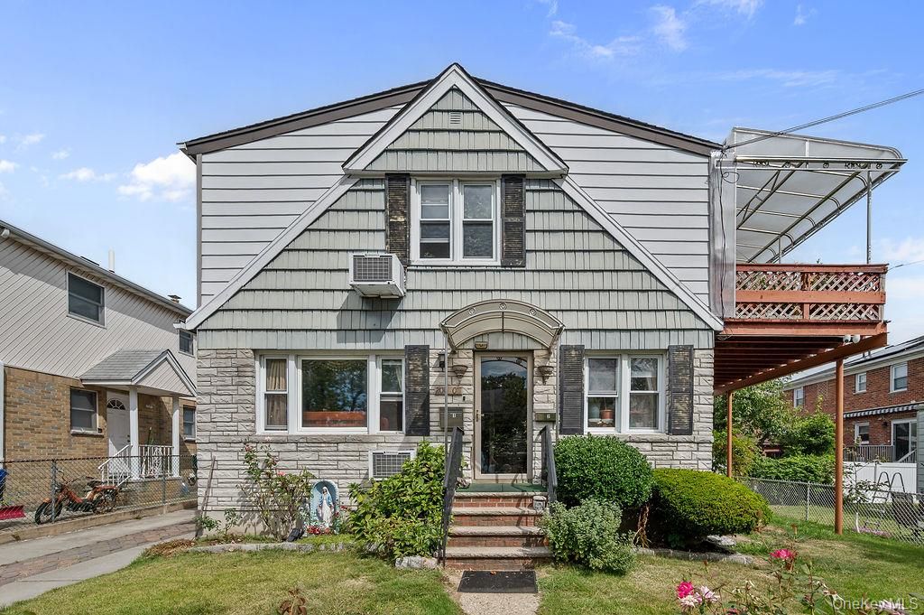 Exterior, Facade, Queen Anne Victorian